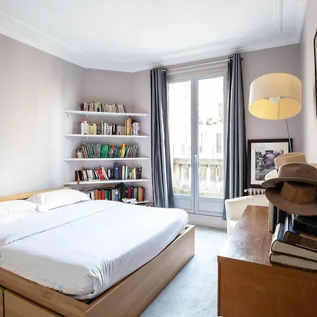 Veeve - Rousseau In The Round Apartment Paris