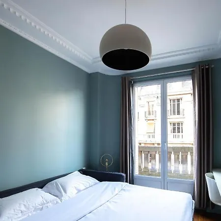 Veeve - Rousseau In The Round Apartment *